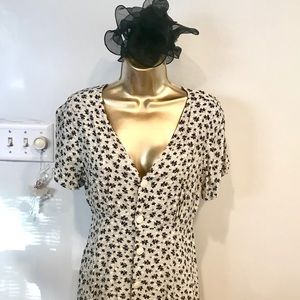 Olive Dresses Black/White print Dress size S knee length! Good for any occasion!